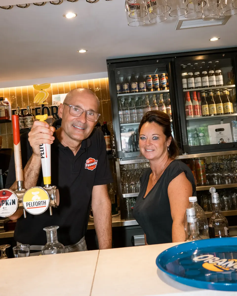 Olivier et Stéphanie derrière les tireuses à bière du Quai 18