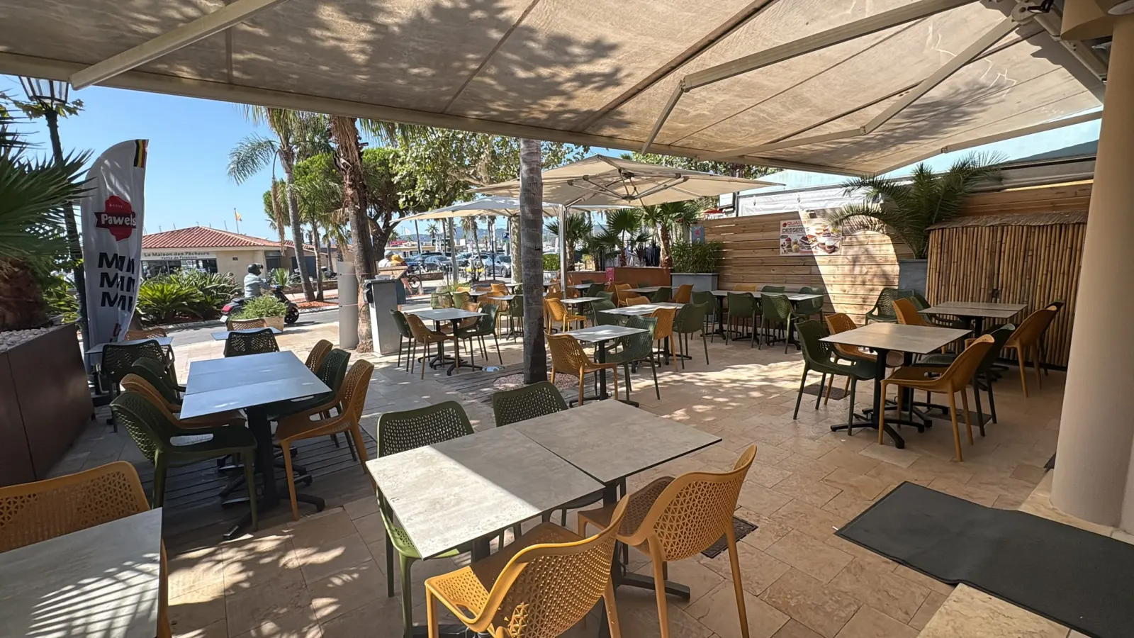 La grande terrasse ombragée de Quai 18 au Lavandou