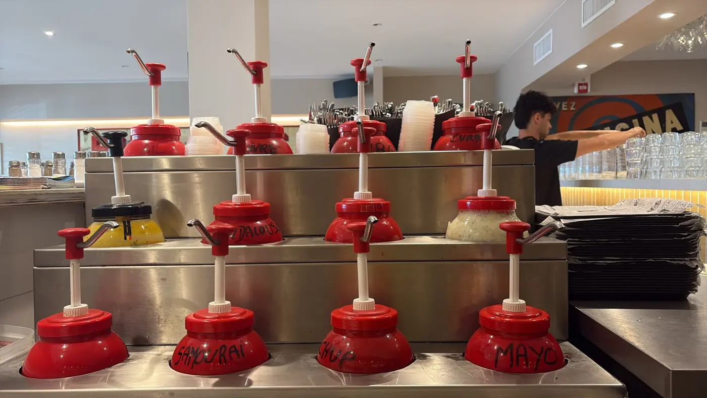 Le comptoir et le grand choix de sauces de Quai 18
